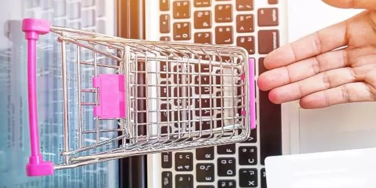 man-using-laptop-computer-with-sample-corporate-blog-website-screen (2)